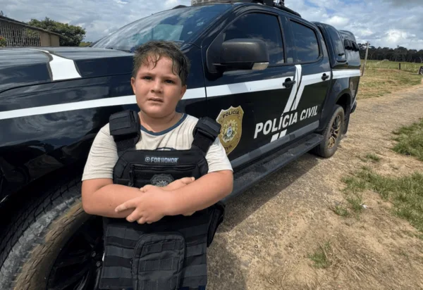 Menino de 7 anos tem sonho realizado ao usar colete e receber policiais civis em casa no Acre