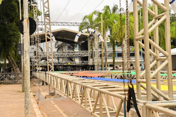 Estrutura do Carnaval da Família 2025 começa a ser montada no Centro de Rio Branco