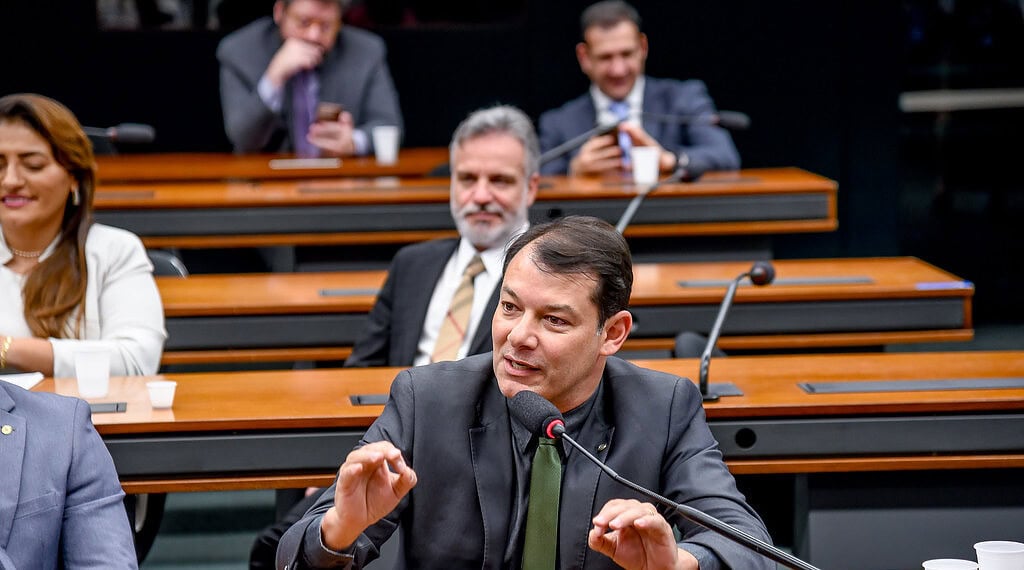 Em defesa de médicos formados no exterior, Duarte contesta nova regra do MEC