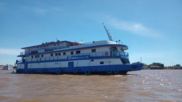 Barco do INSS ancora em Sena Madureira e oferece vários serviços à população