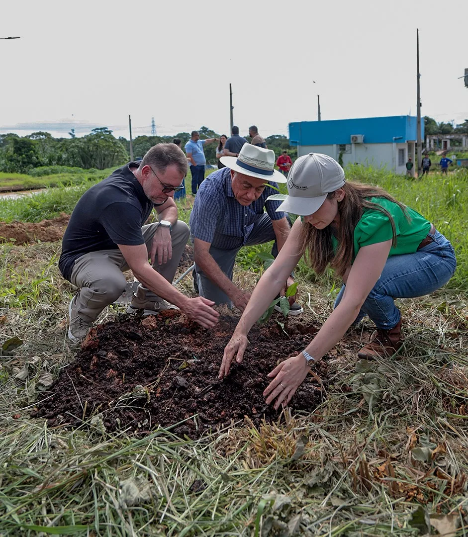 Prefeitura de Rio Branco planta mais de 400 mudas em Área de Preservação Permanente