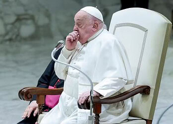 Papa Francisco com tosse e dificuldade de falar em audiência semanal — Foto: REUTERS/Remo Casilli