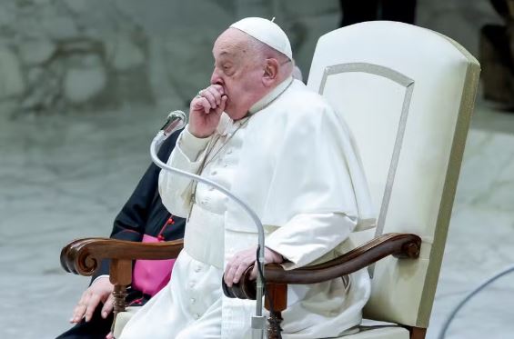 Papa Francisco com tosse e dificuldade de falar em audiência semanal — Foto: REUTERS/Remo Casilli
