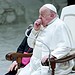 Papa Francisco com tosse e dificuldade de falar em audiência semanal — Foto: REUTERS/Remo Casilli