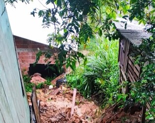 Deslizamentos de terra expulsam famílias de casas em Cruzeiro do Sul