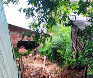 Deslizamentos de terra expulsam famílias de casas em Cruzeiro do Sul