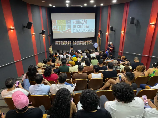 Filme “Luzes do Arco-Íris” denuncia violência contra pessoas trans e encerra exibição com distribuição de cestas básicas