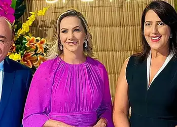 O prefeito Tião Bocalom com a primeira dama da capital Kelen Bocalom prestigiando a posse da nova Defensora Pública Geral do Estado. Veja mais na coluna Beth News