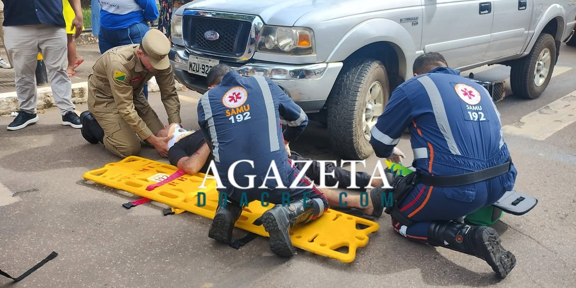 Colisão envolvendo carro e moto deixa homem ferido no Centro de Rio Branco