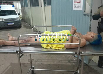 Homem tenta fugir de agressores, cai de telhado e é detido pela PM em Rio Branco