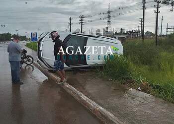 Carro capota na Via Verde após aquaplanagem durante a chuva