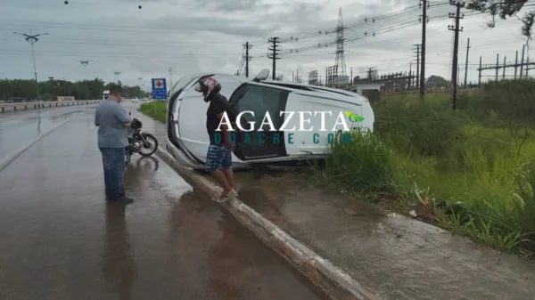 Carro capota na Via Verde após aquaplanagem durante a chuva