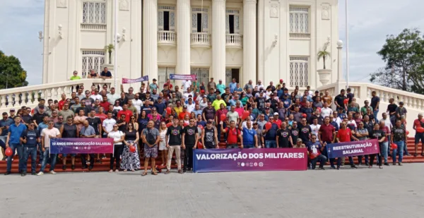 Militares protestam por reajuste salarial e valorização da categoria no Centro de Rio Branco