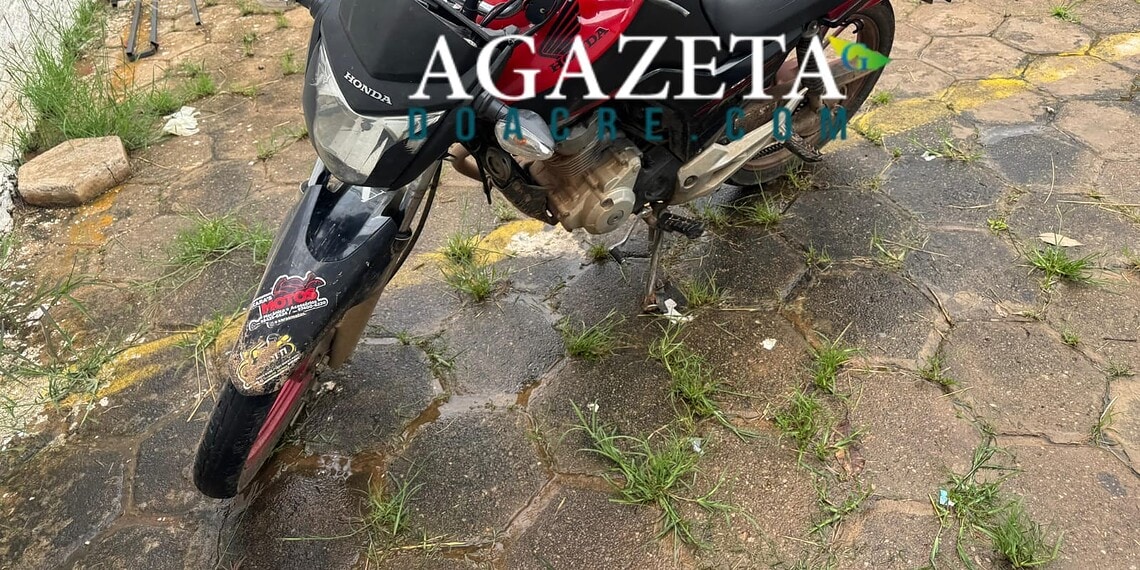 Dupla é detida com moto roubada em Rio Branco; vítima reconheceu um dos suspeitos