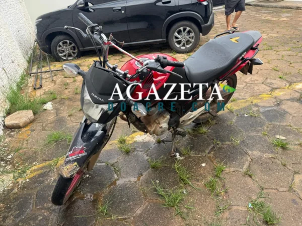 Dupla é detida com moto roubada em Rio Branco; vítima reconheceu um dos suspeitos