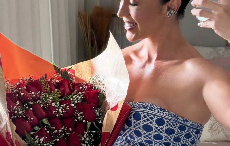 Juh Vellegas ganha buquê surpresa no Valentine's Day e se declara: ‘Toda mulher merece’; Veja vídeo