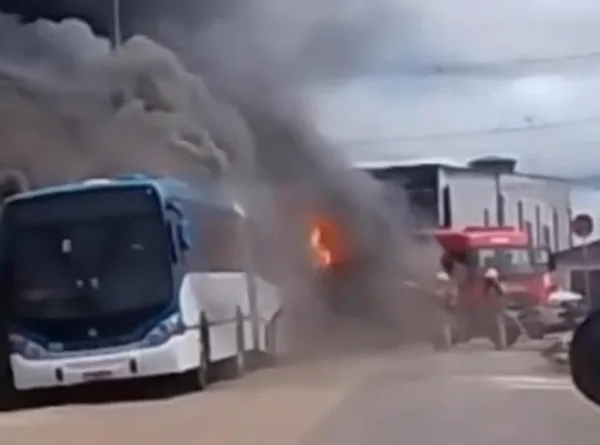 VÍDEO: Ônibus pega fogo em Rio Branco e assusta passageiros; bombeiros controlam as chamas