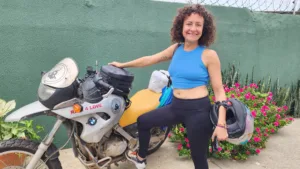 VÍDEO: Professora de yoga francesa chega ao Acre após passar por 27 países de motocicleta