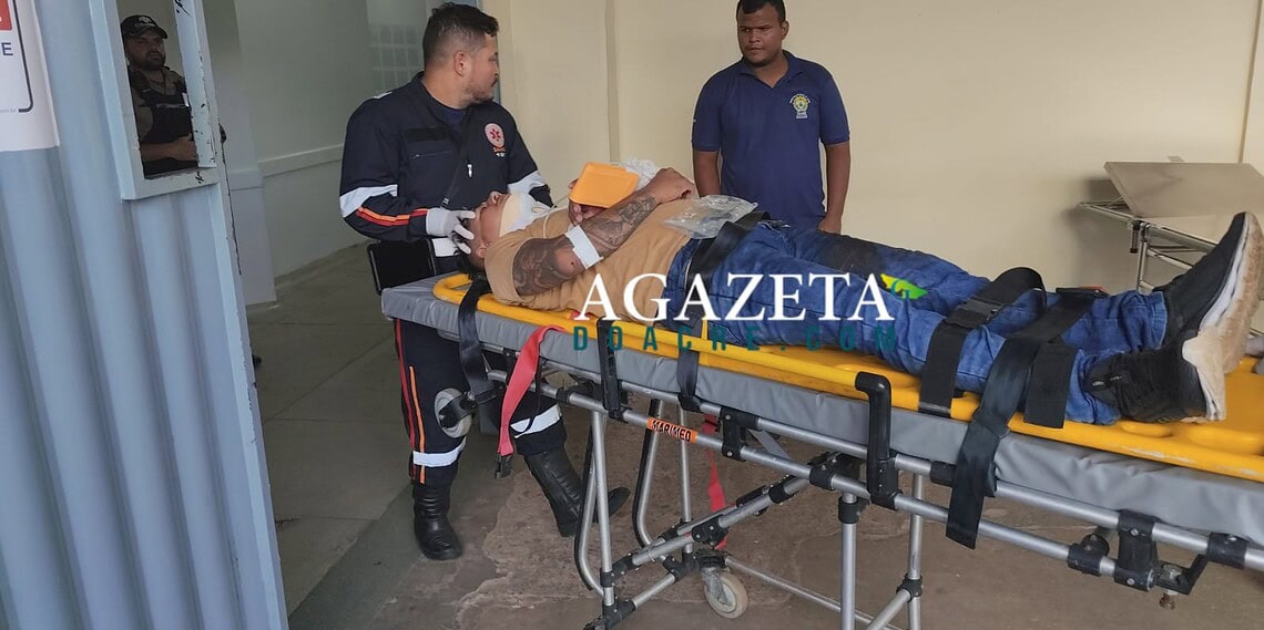Motociclista se fere após colisão com táxi em cruzamento movimentado de Rio Branco