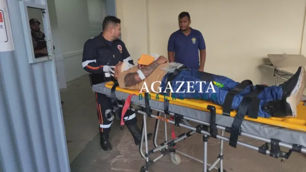 Motociclista se fere após colisão com táxi em cruzamento movimentado de Rio Branco