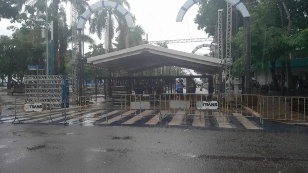 Cruzamento da Getúlio Vargas com a Avenida Brasil é fechado para montagem de palco do Carnaval