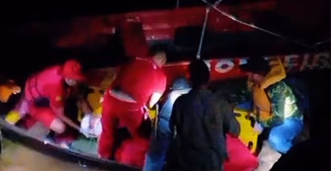 Bombeiros resgatam vítimas de acidente entre embarcações em rio no Acre; Veja vídeo