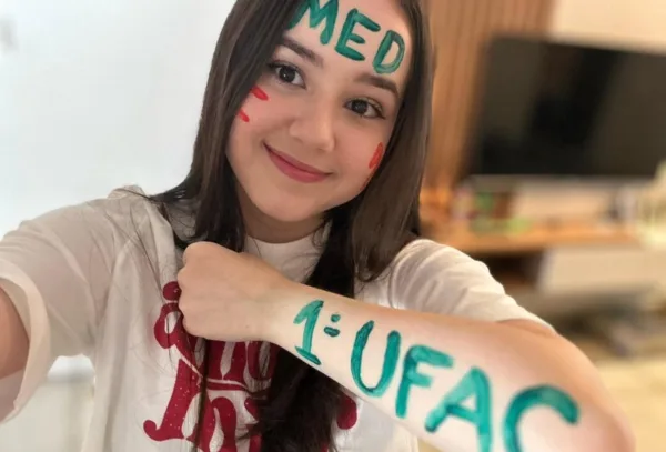 Aos 17 anos, acreana conquista 1º lugar em Medicina na Ufac após dedicação intensa e foco no sonho