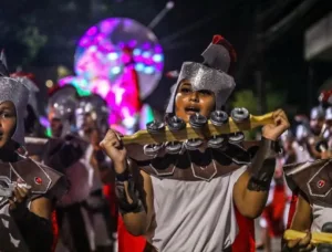 Quatro blocos carnavalescos levam seus enredos para o desfile na Praça da Revolução; conheça os temas de cada um