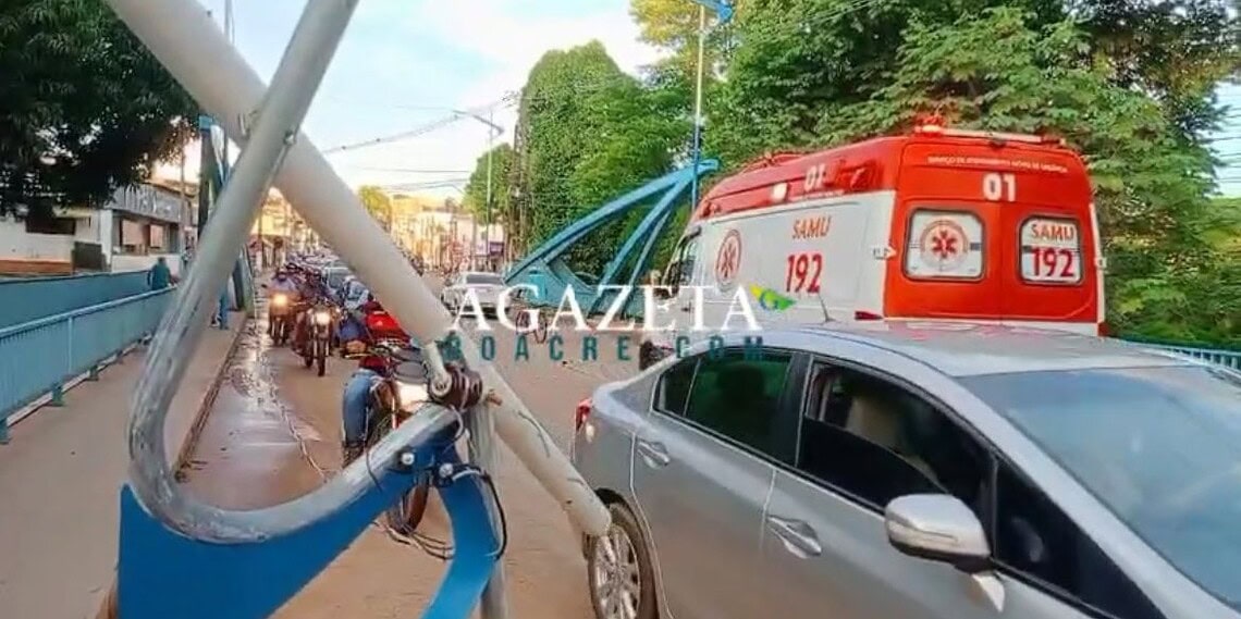 Caminhão derruba poste, provoca queda de motociclistas em ponte de Rio Branco e foge