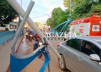 Caminhão derruba poste, provoca queda de motociclistas em ponte de Rio Branco e foge