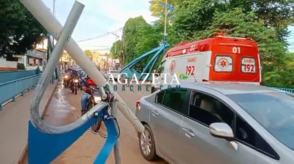 Caminhão derruba poste, provoca queda de motociclistas em ponte de Rio Branco e foge