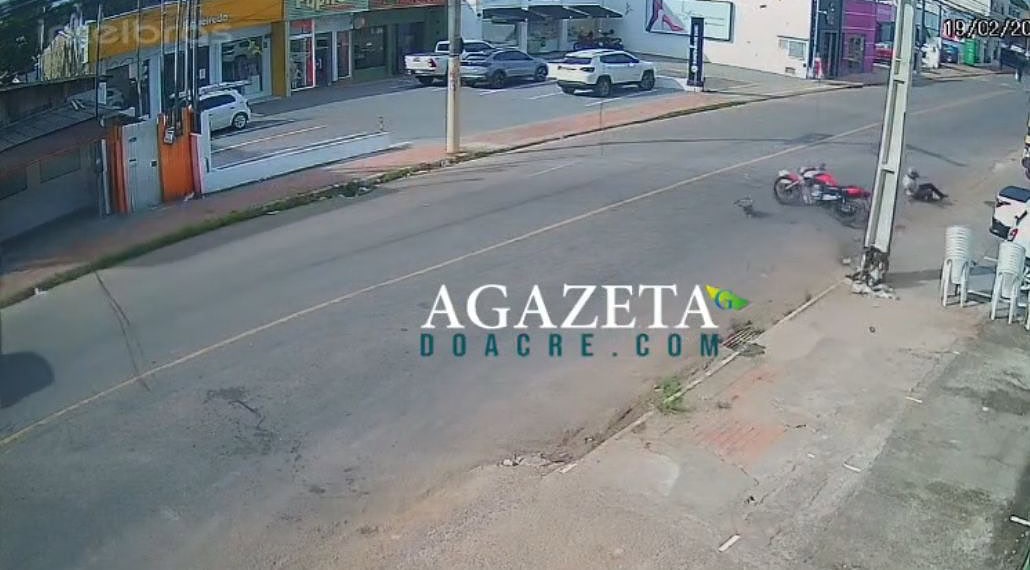 VÍDEO: Motociclista sem habilitação desvia de carro em conversão proibida, bate em poste e acaba preso