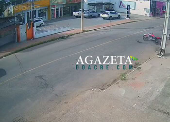 VÍDEO: Motociclista sem habilitação desvia de carro em conversão proibida, bate em poste e acaba preso