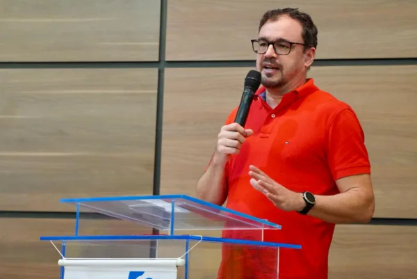 Ex-presidente do PT no Acre ironiza recuo de Trump no tarifaço: 'estalinho de festa junina'