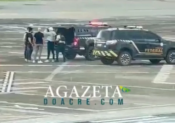 PF prende homem dentro de avião após pouso em Rio Branco; veja vídeo