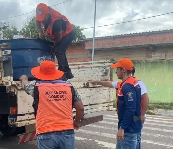 Mais de 20 pessoas voltam para casa após enxurrada no Bairro da Paz, em Rio Branco