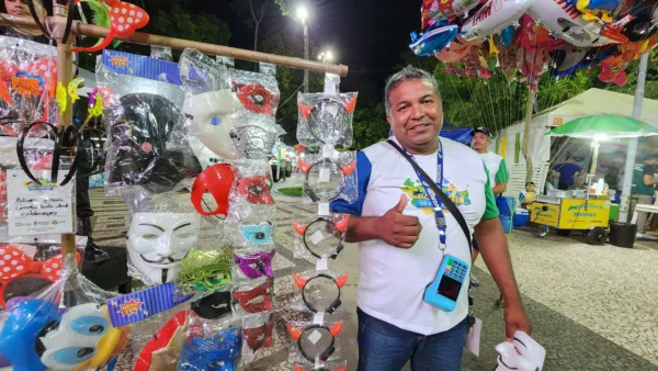 Vendedor aposta em máscaras e tiaras como sucesso de vendas no Carnaval de Rio Branco