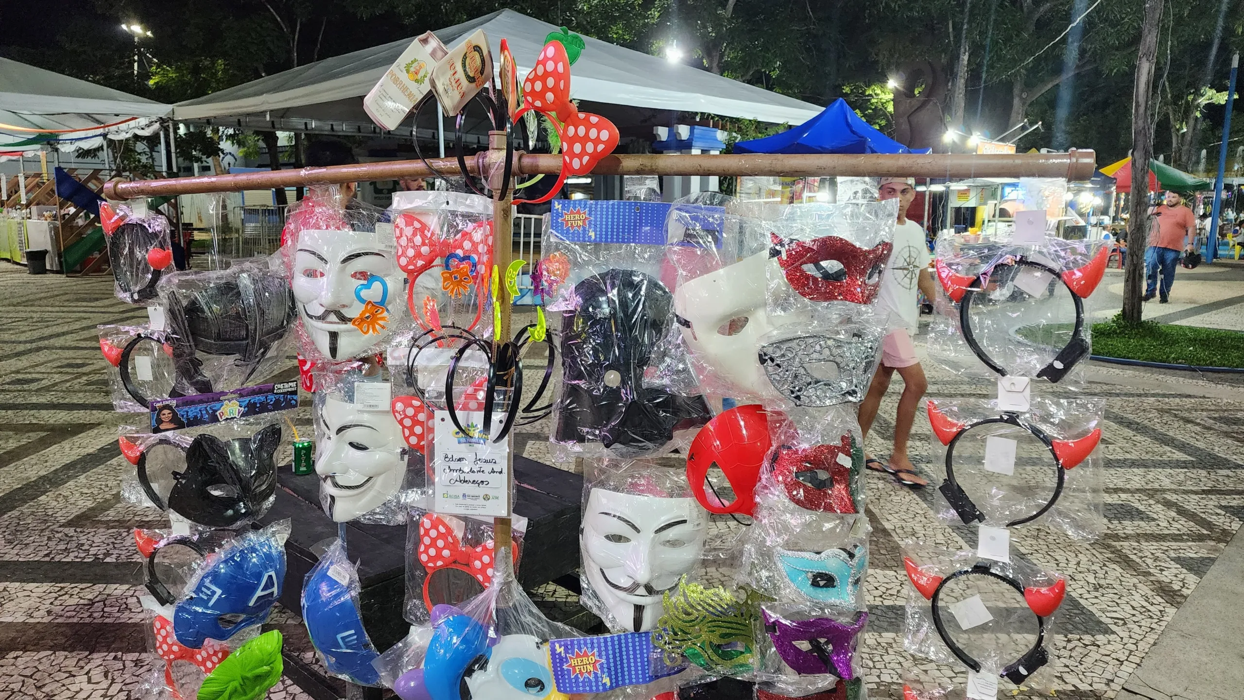 Vendedor aposta em máscaras e tiaras como sucesso de vendas no Carnaval de Rio Branco