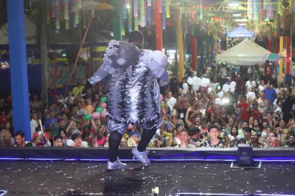 Carnaval 2025: Junior de Mônaco e Erica Oliveira são eleitos Rei Momo e Rainha do Carnaval