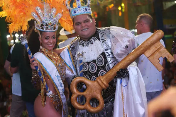 Carnaval 2025: Junior de Mônaco e Erica Oliveira são eleitos Rei Momo e Rainha do Carnaval