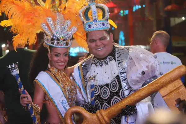 Carnaval 2025: Junior de Mônaco e Erica Oliveira são eleitos Rei Momo e Rainha do Carnaval