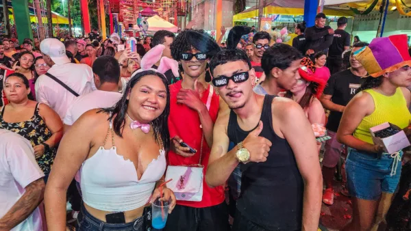 Escolha da realeza e show da banda Tchakabum arrastam foliões para a Passarela do Samba em Rio Branco