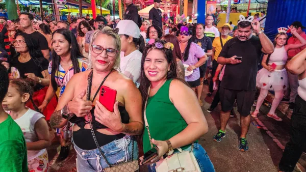 Escolha da realeza e show da banda Tchakabum arrastam foliões para a Passarela do Samba em Rio Branco