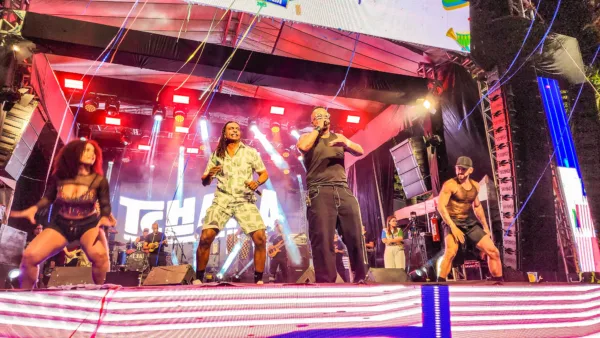 Escolha da realeza e show da banda Tchakabum arrastam foliões para a Passarela do Samba em Rio Branco