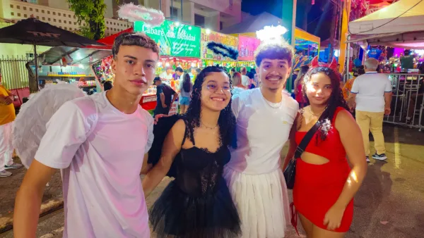 Escolha da realeza e show da banda Tchakabum arrastam foliões para a Passarela do Samba em Rio Branco