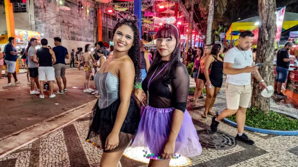 Escolha da realeza e show da banda Tchakabum arrastam foliões para a Passarela do Samba em Rio Branco