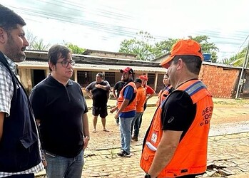 Secretário Fabio Rueda (camiseta preta) confirmou que Representação do Governo em Brasília buscará apoio do governo federal para auxiliar famílias afetadas por enxurrada em Rio Branco. Foto: cedida