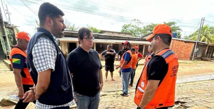 Secretário Fabio Rueda (camiseta preta) confirmou que Representação do Governo em Brasília buscará apoio do governo federal para auxiliar famílias afetadas por enxurrada em Rio Branco. Foto: cedida