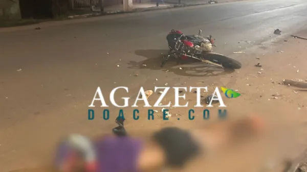 VÍDEO: Motociclista colide contra poste de energia e fica gravemente ferido no interior do Acre