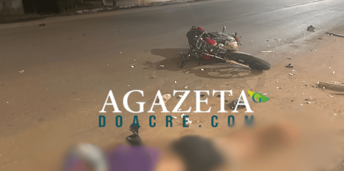 VÍDEO: Motociclista colide contra poste de energia e fica gravemente ferido no interior do Acre